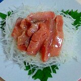 簡単おつまみ☆サーモンのカルパッチョ風漬けサラダ